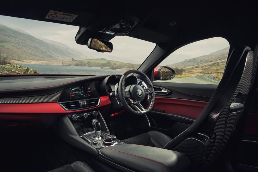 Торпедо Alfa Romeo Giulia Quadrifoglio (952) 2016 года  (UK) (фото 22 из 40)